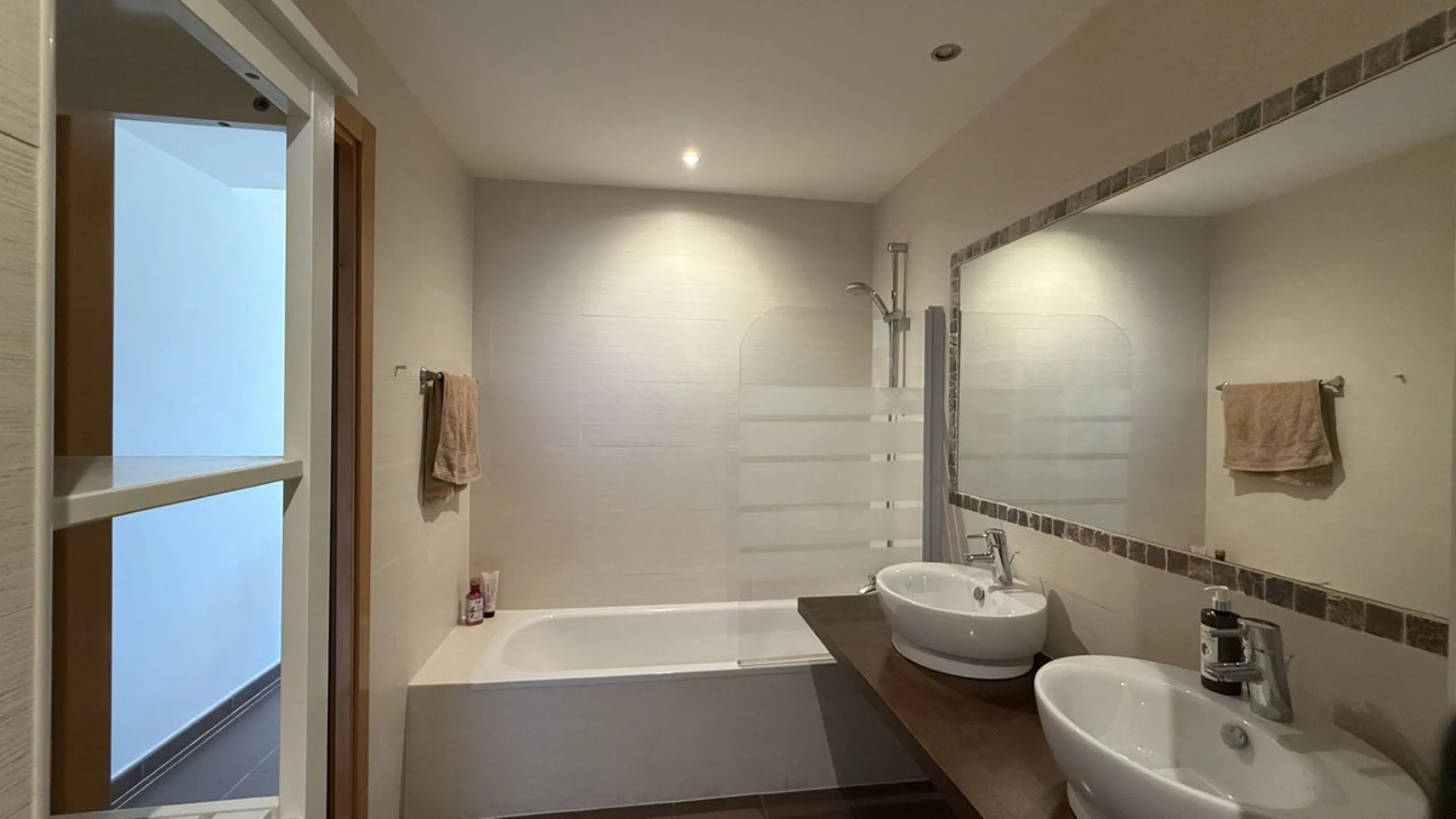 You have beautiful panoramic views of the forest and mountains, as well as some sea views, from this bright and spacious middle-floor apartment, located in a quiet and well-kept community in popular Monte Selwo, east of Estepona. The kitchen is fully equi