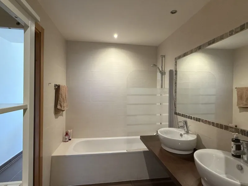 You have beautiful panoramic views of the forest and mountains, as well as some sea views, from this bright and spacious middle-floor apartment, located in a quiet and well-kept community in popular Monte Selwo, east of Estepona. The kitchen is fully equi