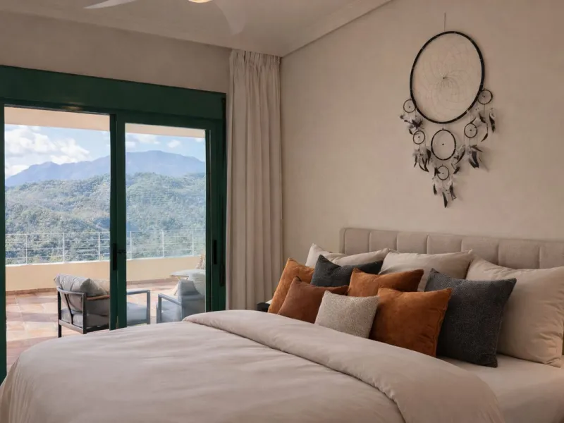 You have beautiful panoramic views of the forest and mountains, as well as some sea views, from this bright and spacious middle-floor apartment, located in a quiet and well-kept community in popular Monte Selwo, east of Estepona. The kitchen is fully equi