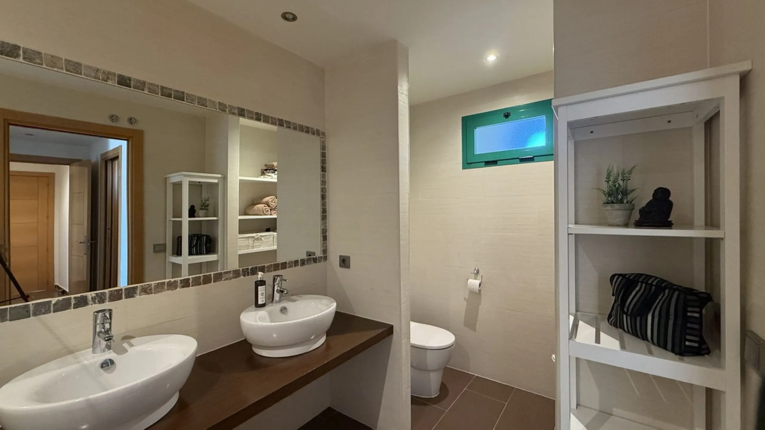 You have beautiful panoramic views of the forest and mountains, as well as some sea views, from this bright and spacious middle-floor apartment, located in a quiet and well-kept community in popular Monte Selwo, east of Estepona. The kitchen is fully equi