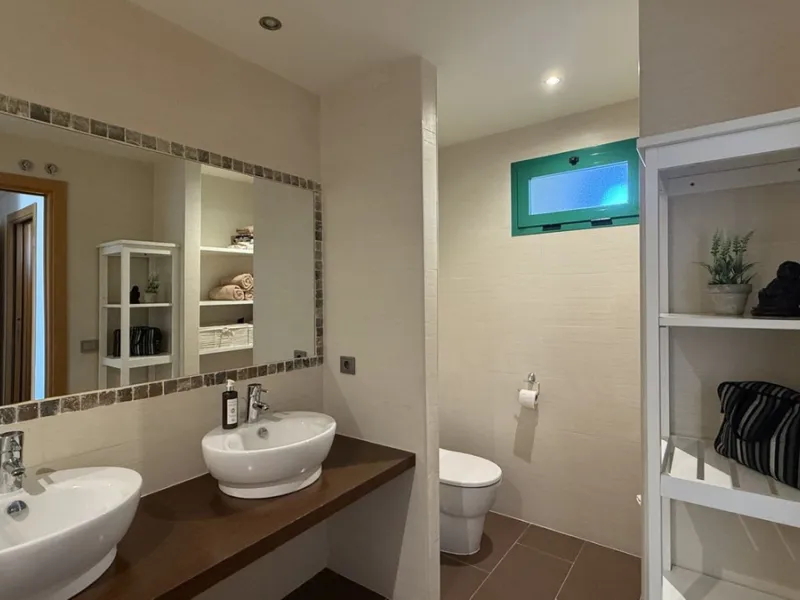 You have beautiful panoramic views of the forest and mountains, as well as some sea views, from this bright and spacious middle-floor apartment, located in a quiet and well-kept community in popular Monte Selwo, east of Estepona. The kitchen is fully equi
