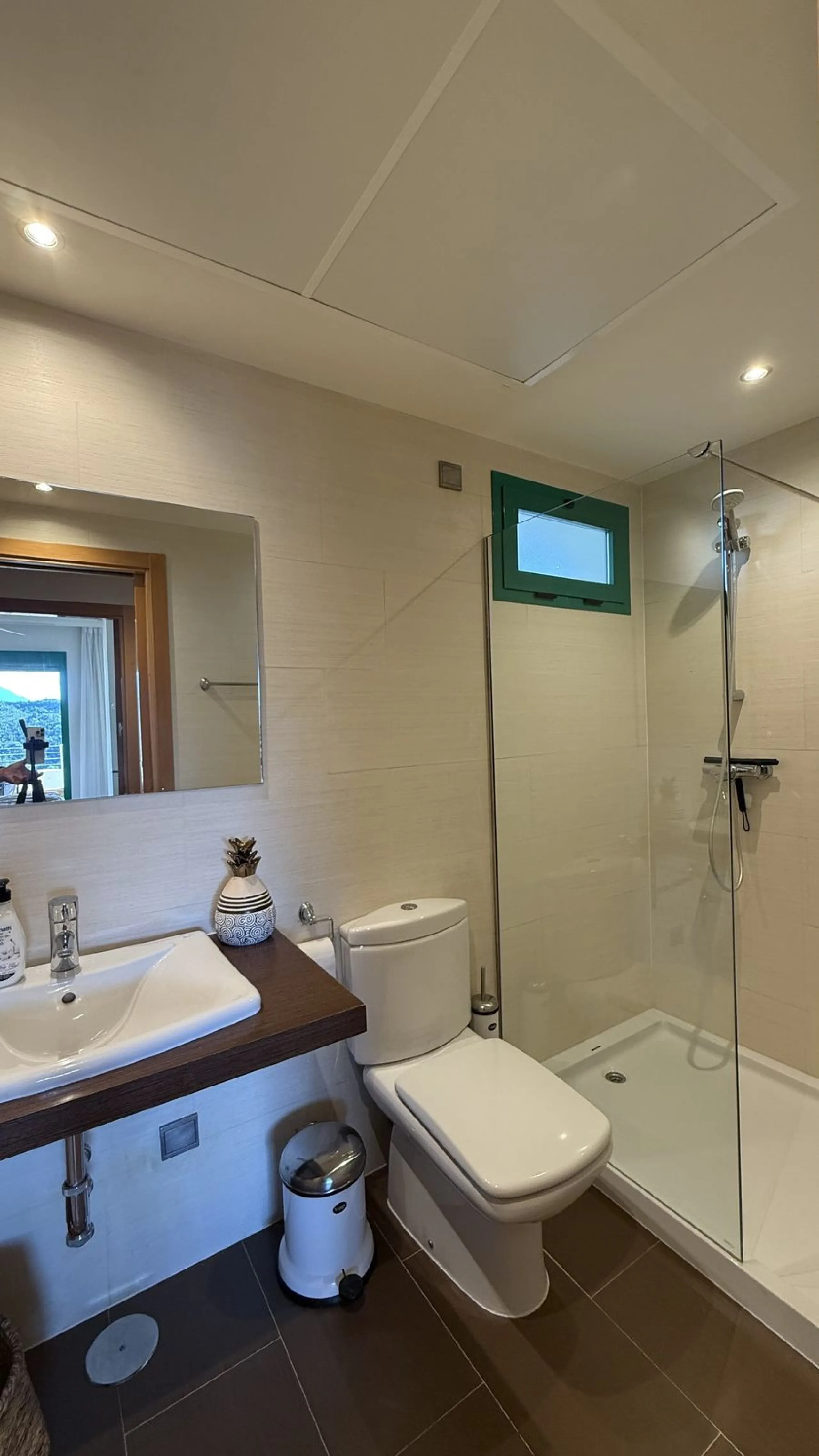 You have beautiful panoramic views of the forest and mountains, as well as some sea views, from this bright and spacious middle-floor apartment, located in a quiet and well-kept community in popular Monte Selwo, east of Estepona. The kitchen is fully equi