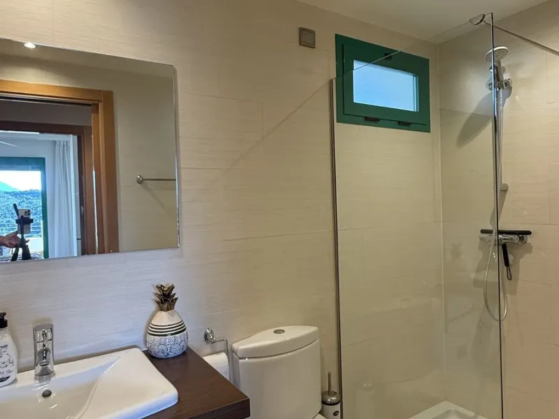 You have beautiful panoramic views of the forest and mountains, as well as some sea views, from this bright and spacious middle-floor apartment, located in a quiet and well-kept community in popular Monte Selwo, east of Estepona. The kitchen is fully equi