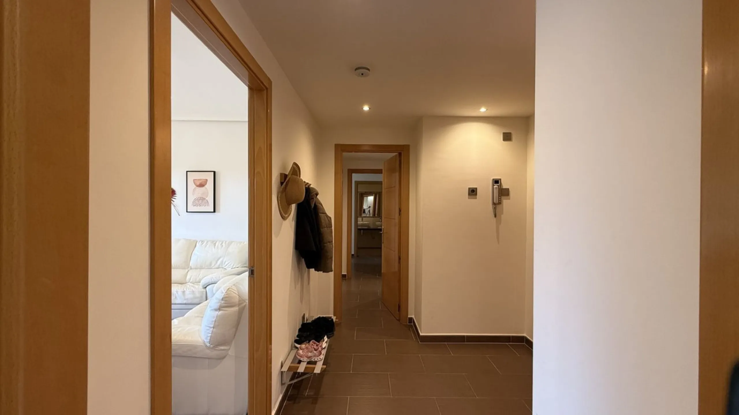 You have beautiful panoramic views of the forest and mountains, as well as some sea views, from this bright and spacious middle-floor apartment, located in a quiet and well-kept community in popular Monte Selwo, east of Estepona. The kitchen is fully equi
