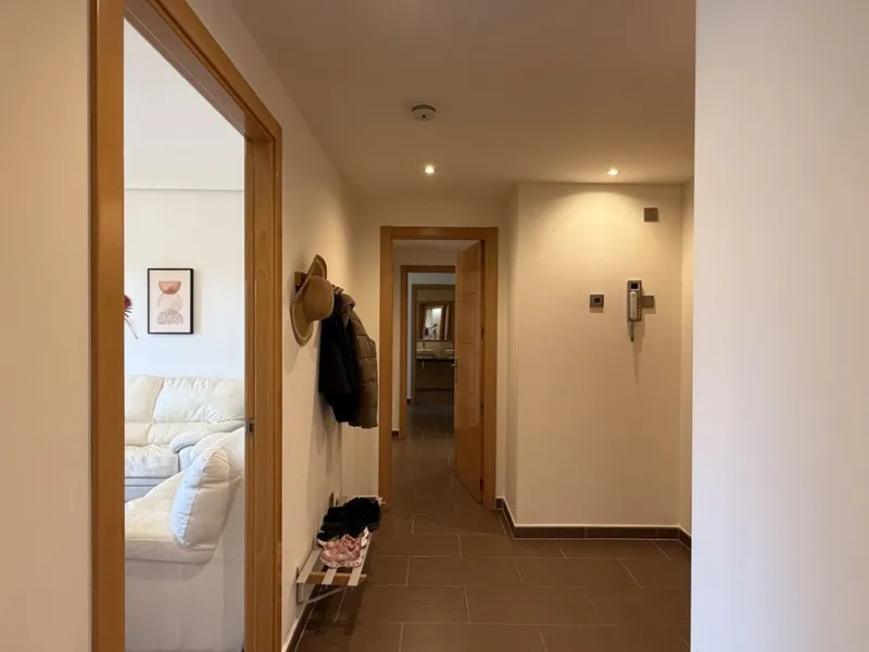 You have beautiful panoramic views of the forest and mountains, as well as some sea views, from this bright and spacious middle-floor apartment, located in a quiet and well-kept community in popular Monte Selwo, east of Estepona. The kitchen is fully equi