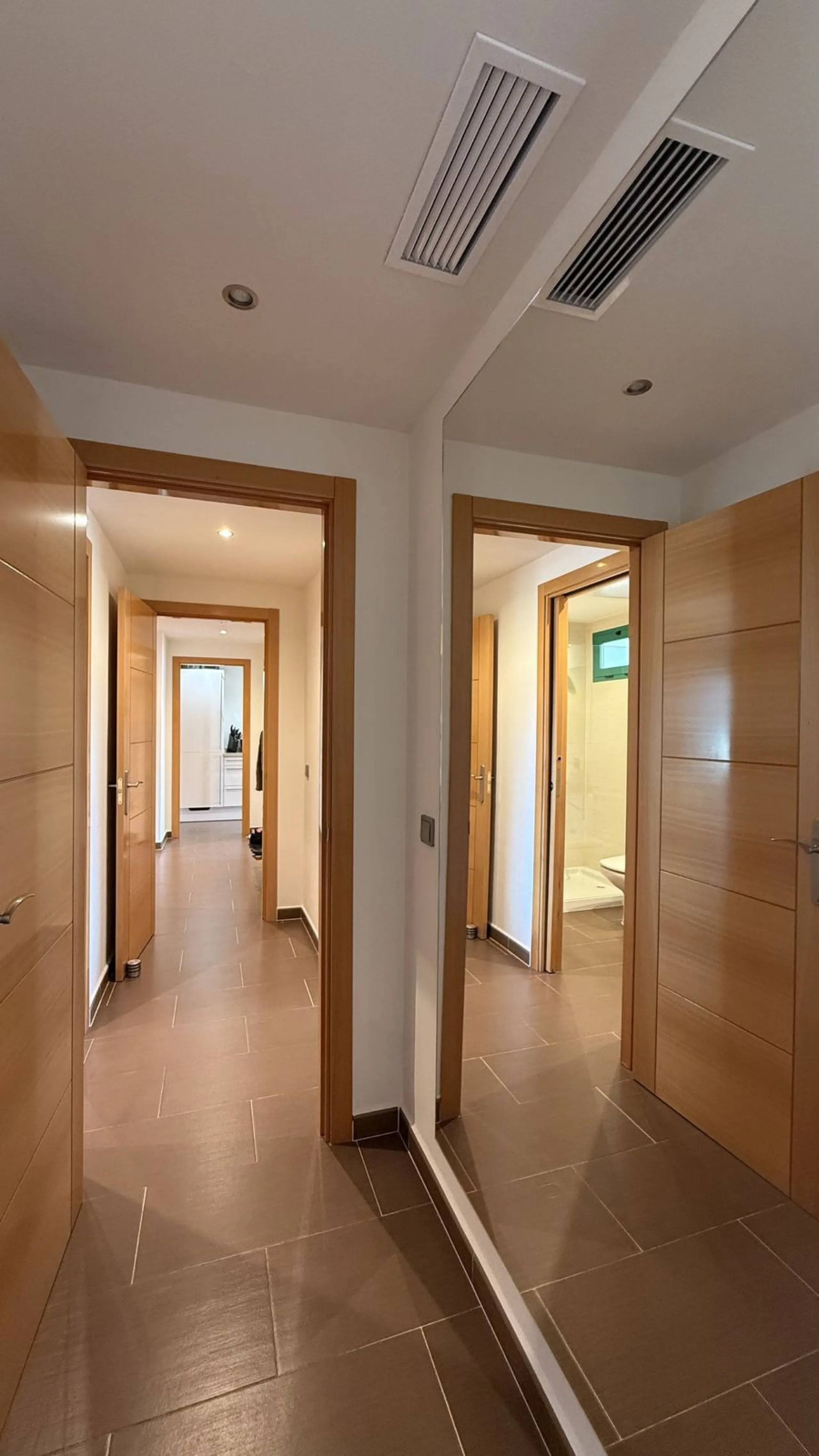 You have beautiful panoramic views of the forest and mountains, as well as some sea views, from this bright and spacious middle-floor apartment, located in a quiet and well-kept community in popular Monte Selwo, east of Estepona. The kitchen is fully equi
