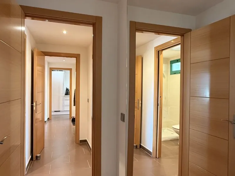 You have beautiful panoramic views of the forest and mountains, as well as some sea views, from this bright and spacious middle-floor apartment, located in a quiet and well-kept community in popular Monte Selwo, east of Estepona. The kitchen is fully equi