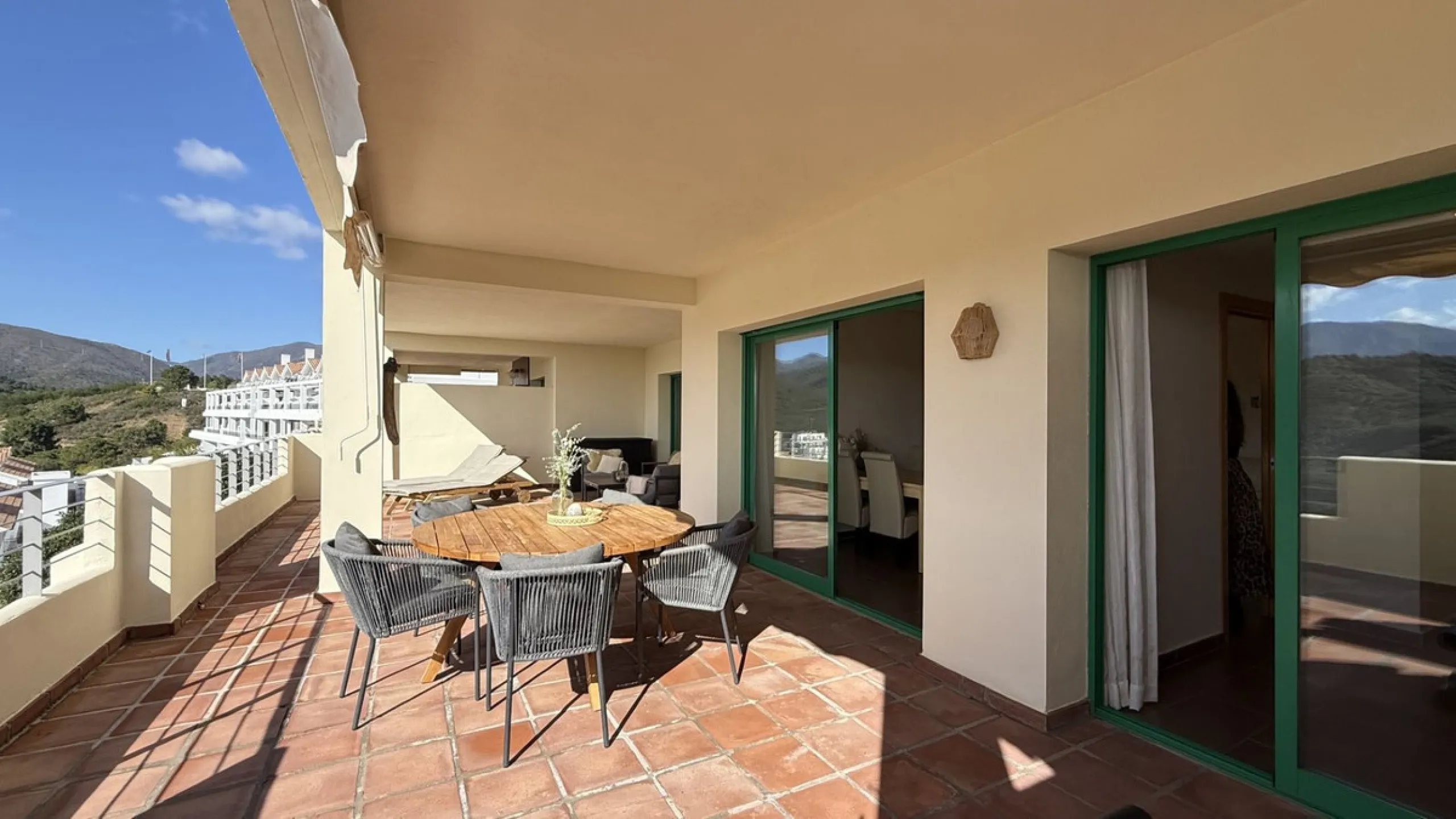 You have beautiful panoramic views of the forest and mountains, as well as some sea views, from this bright and spacious middle-floor apartment, located in a quiet and well-kept community in popular Monte Selwo, east of Estepona. The kitchen is fully equi