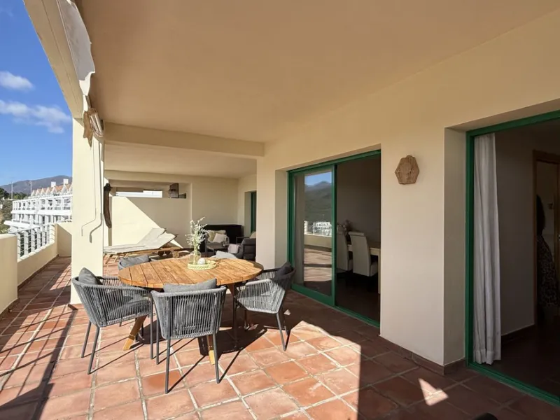 You have beautiful panoramic views of the forest and mountains, as well as some sea views, from this bright and spacious middle-floor apartment, located in a quiet and well-kept community in popular Monte Selwo, east of Estepona. The kitchen is fully equi