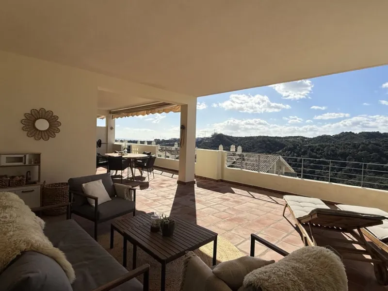 You have beautiful panoramic views of the forest and mountains, as well as some sea views, from this bright and spacious middle-floor apartment, located in a quiet and well-kept community in popular Monte Selwo, east of Estepona. The kitchen is fully equi