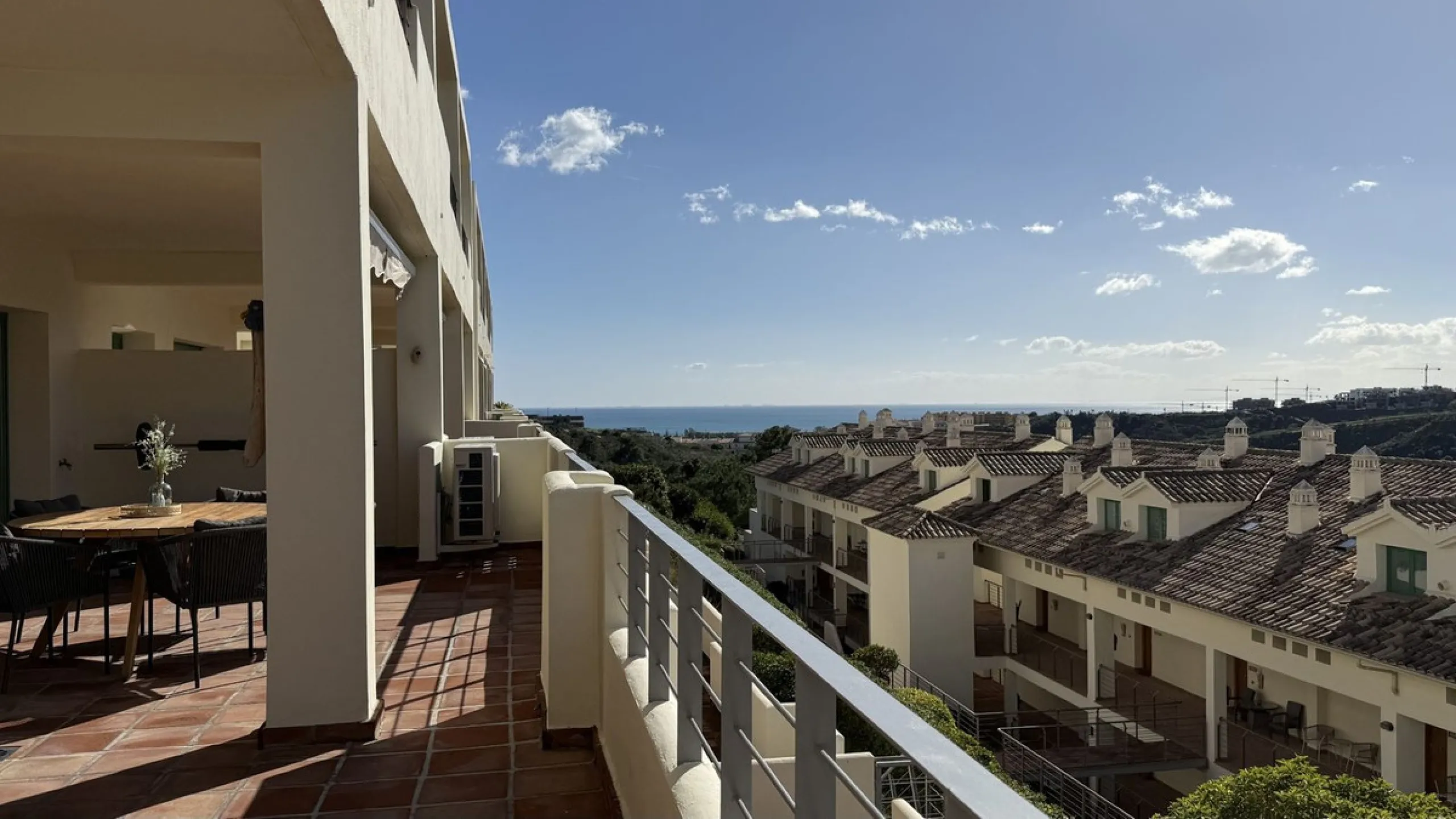 You have beautiful panoramic views of the forest and mountains, as well as some sea views, from this bright and spacious middle-floor apartment, located in a quiet and well-kept community in popular Monte Selwo, east of Estepona. The kitchen is fully equi