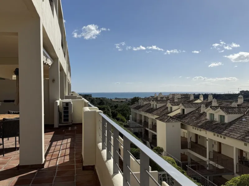 You have beautiful panoramic views of the forest and mountains, as well as some sea views, from this bright and spacious middle-floor apartment, located in a quiet and well-kept community in popular Monte Selwo, east of Estepona. The kitchen is fully equi