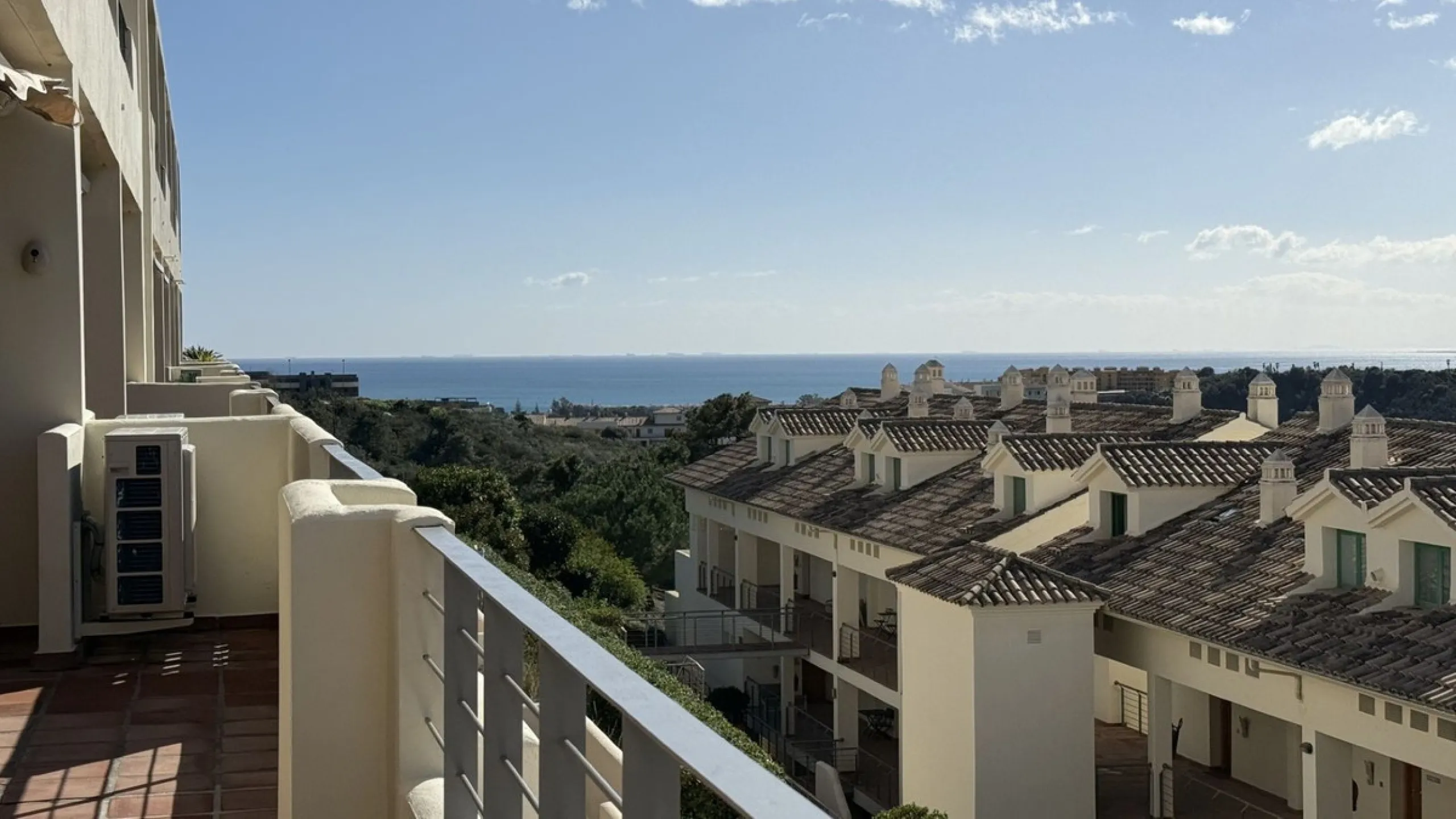You have beautiful panoramic views of the forest and mountains, as well as some sea views, from this bright and spacious middle-floor apartment, located in a quiet and well-kept community in popular Monte Selwo, east of Estepona. The kitchen is fully equi