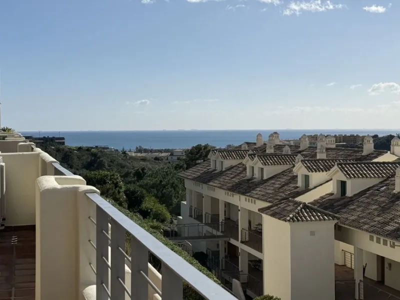You have beautiful panoramic views of the forest and mountains, as well as some sea views, from this bright and spacious middle-floor apartment, located in a quiet and well-kept community in popular Monte Selwo, east of Estepona. The kitchen is fully equi