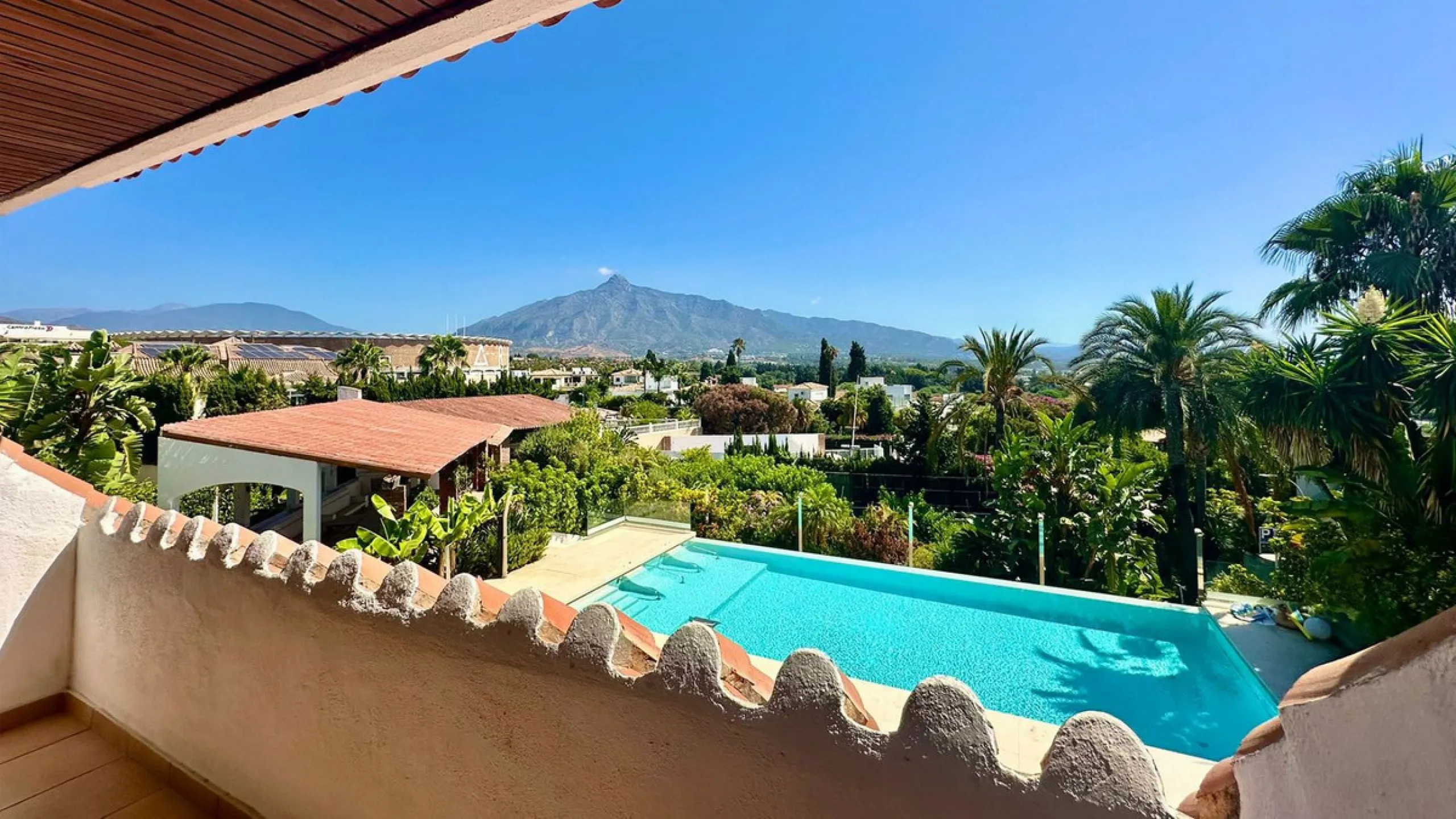 Attention investors/developers. Exclusive property in a privileged location that makes it unique on the market, just 200 metres from Puerto Banús.