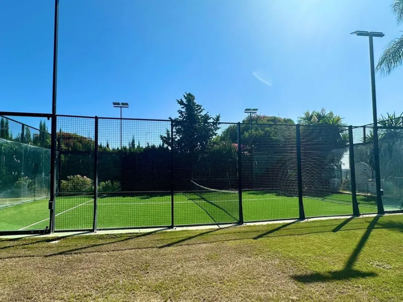 Attention investors/developers. Exclusive property in a privileged location that makes it unique on the market, just 200 metres from Puerto Banús.