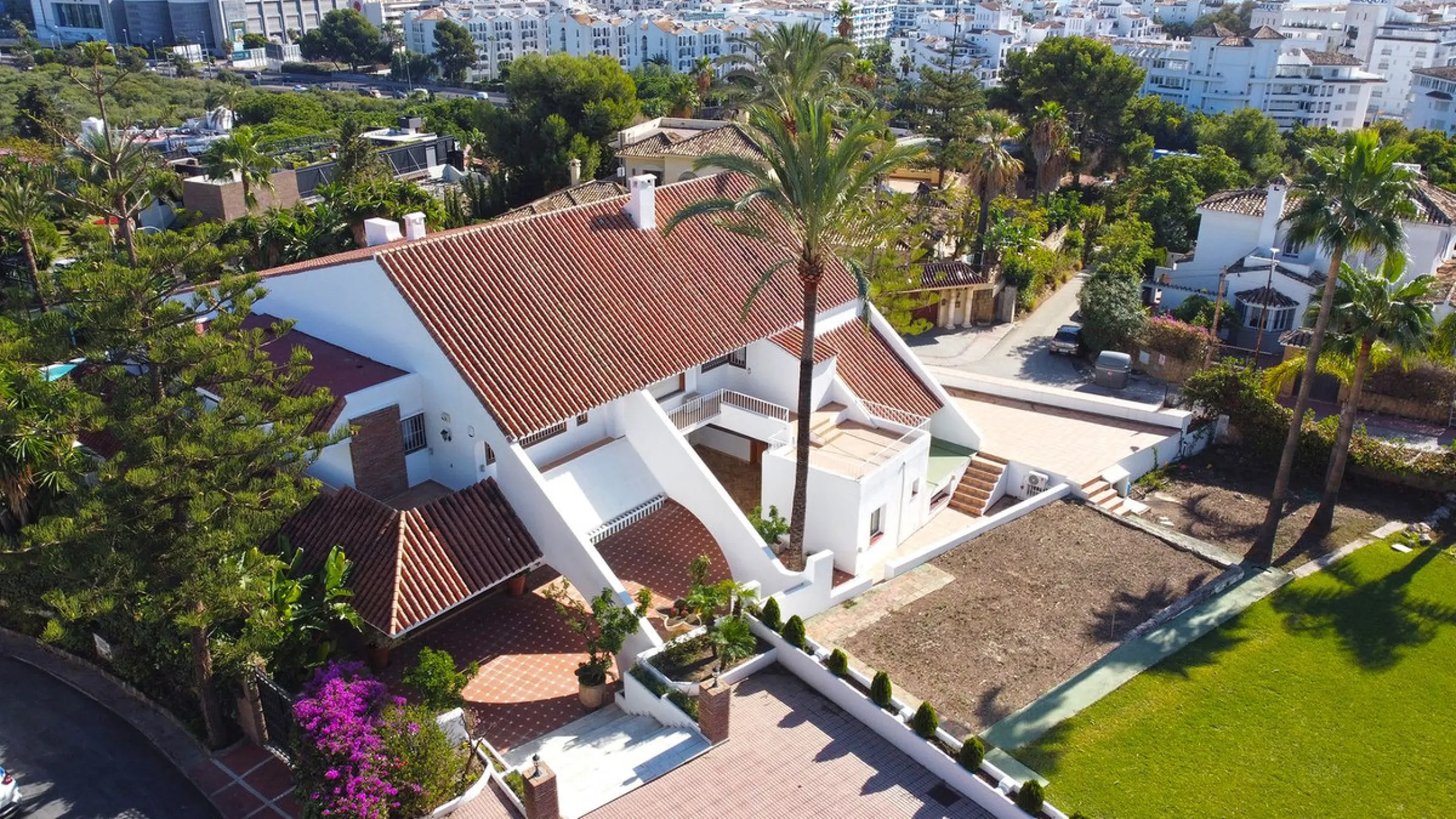 Attention investors/developers. Exclusive property in a privileged location that makes it unique on the market, just 200 metres from Puerto Banús.