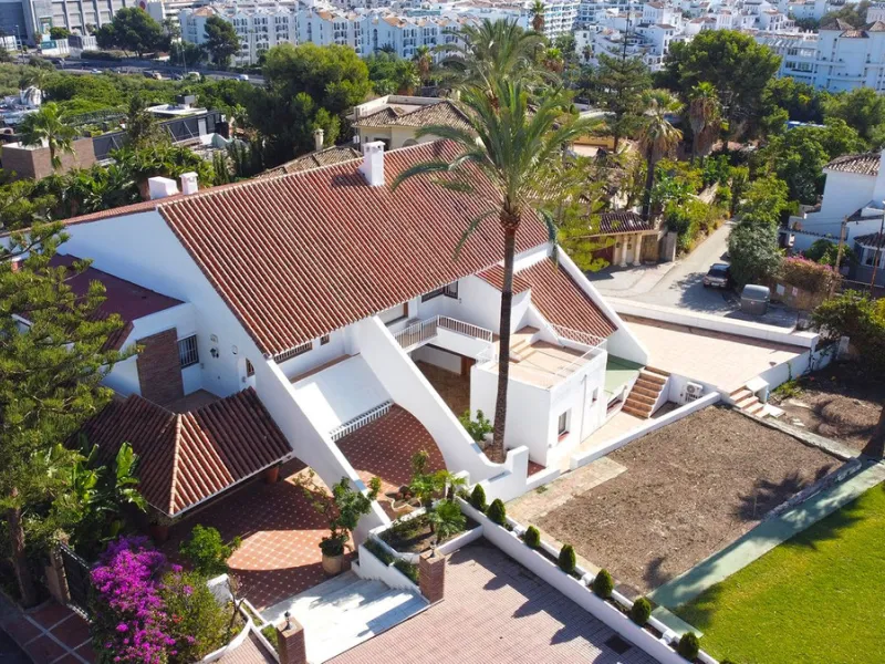 Attention investors/developers. Exclusive property in a privileged location that makes it unique on the market, just 200 metres from Puerto Banús.