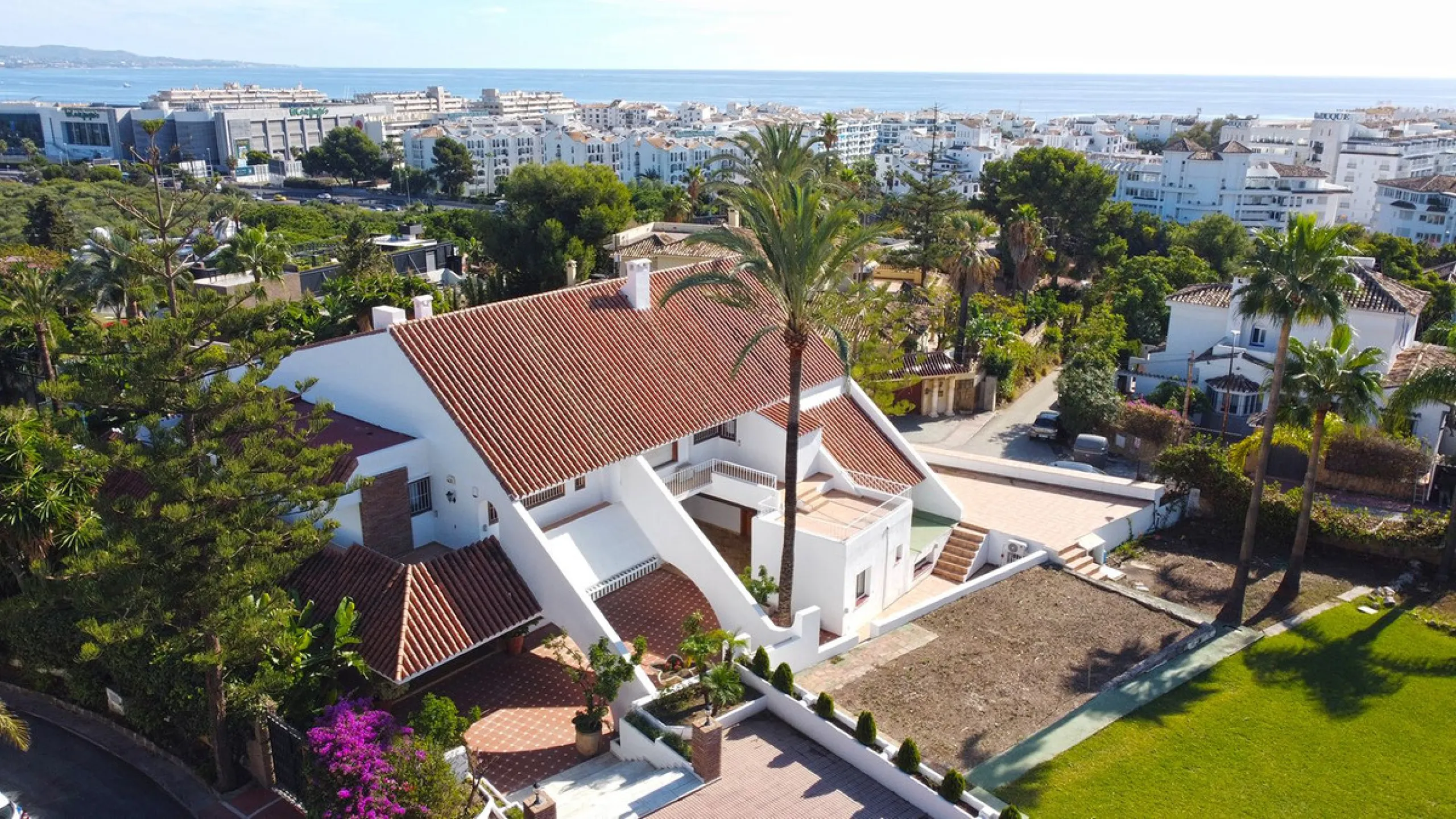 Attention investors/developers. Exclusive property in a privileged location that makes it unique on the market, just 200 metres from Puerto Banús.