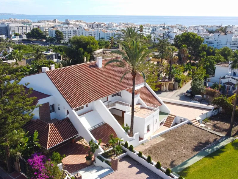 Attention investors/developers. Exclusive property in a privileged location that makes it unique on the market, just 200 metres from Puerto Banús.