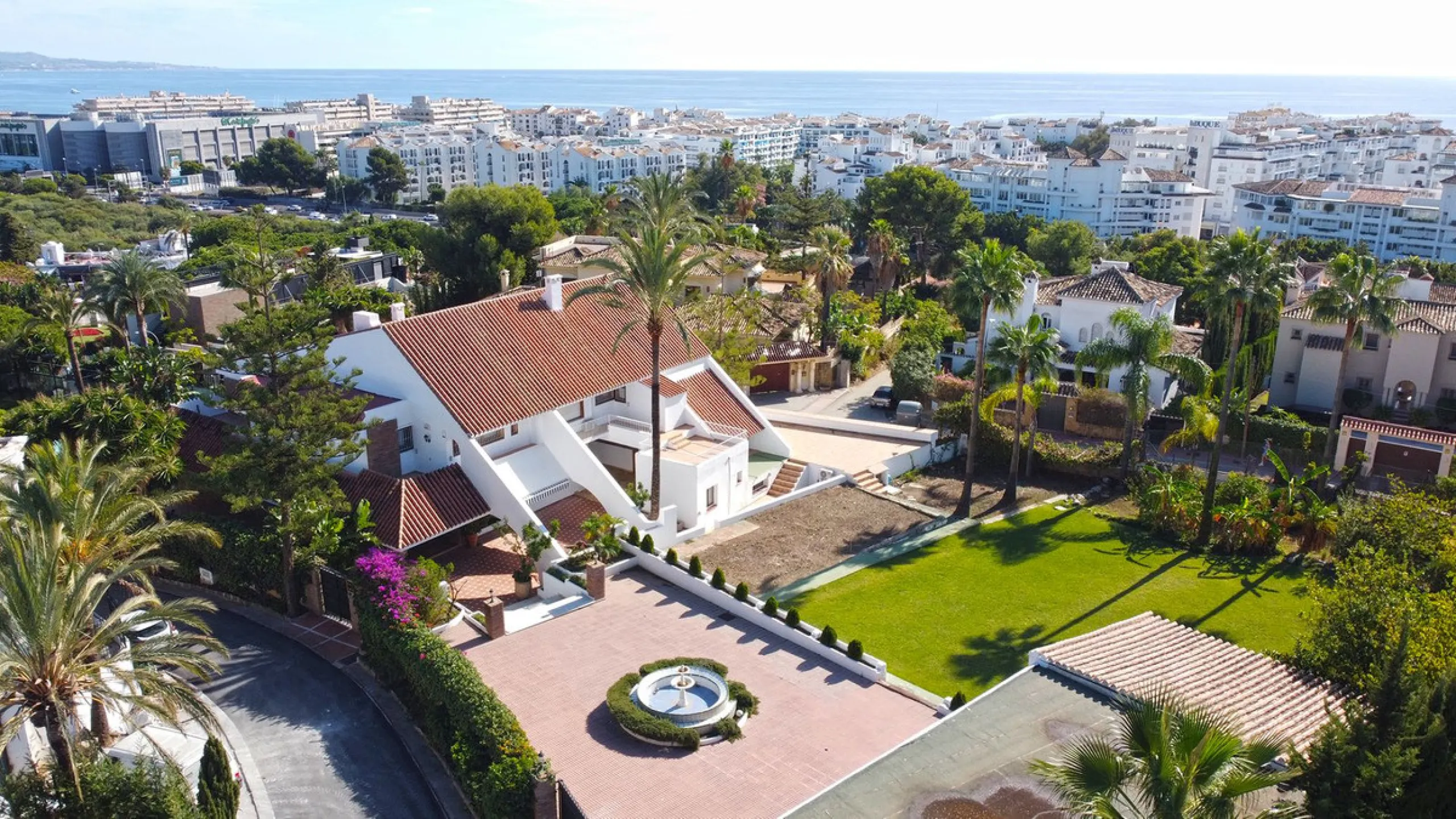 Attention investors/developers. Exclusive property in a privileged location that makes it unique on the market, just 200 metres from Puerto Banús.