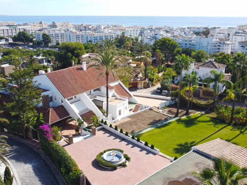 Attention investors/developers. Exclusive property in a privileged location that makes it unique on the market, just 200 metres from Puerto Banús.