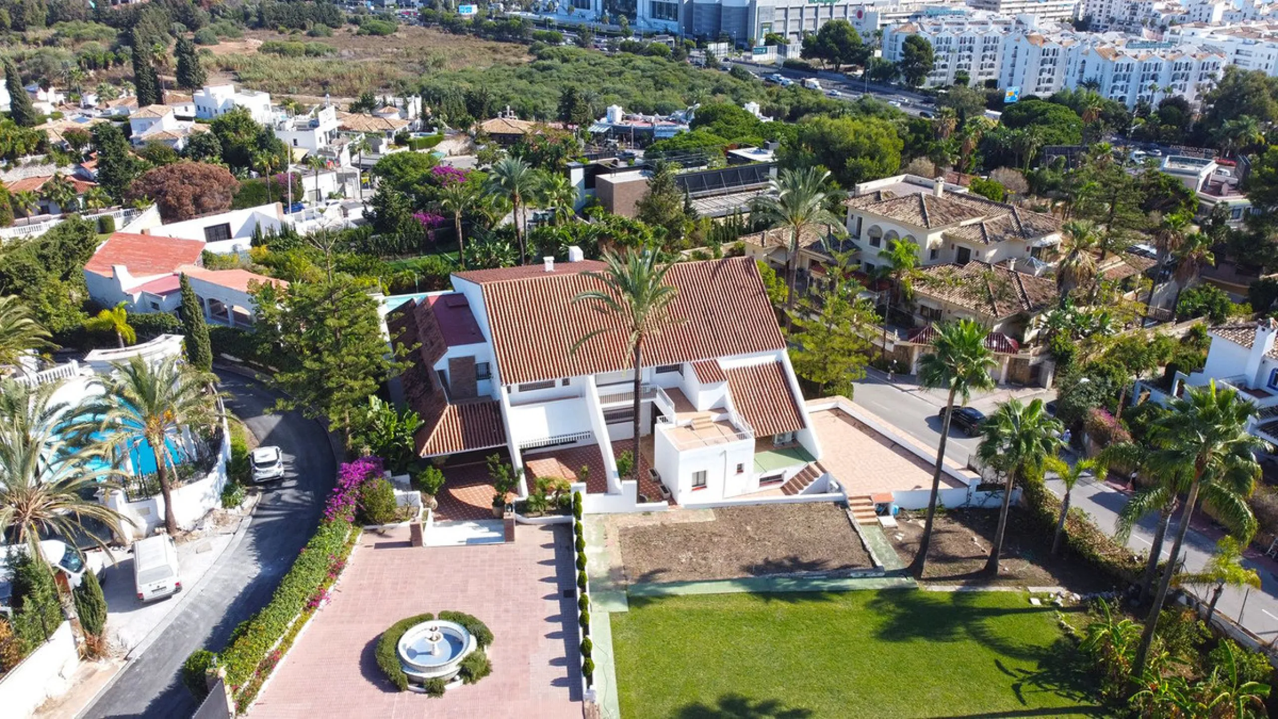 Attention investors/developers. Exclusive property in a privileged location that makes it unique on the market, just 200 metres from Puerto Banús.