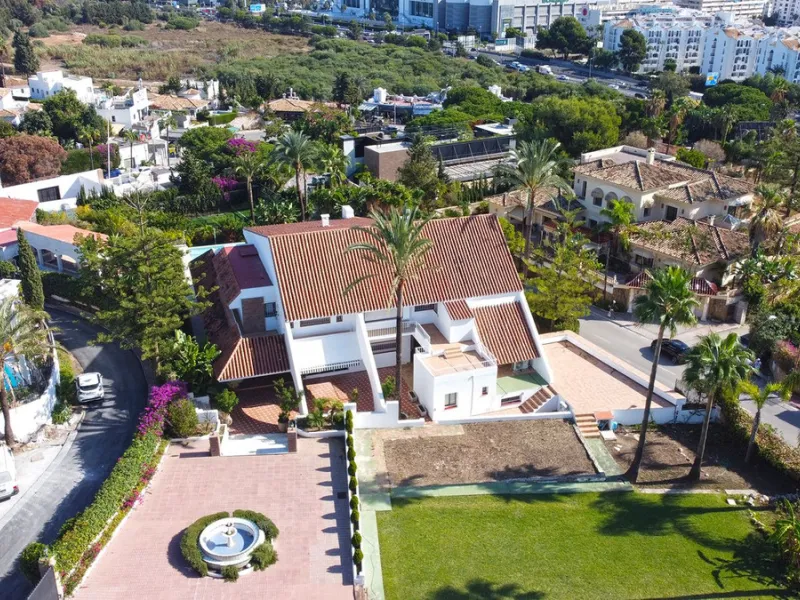 Attention investors/developers. Exclusive property in a privileged location that makes it unique on the market, just 200 metres from Puerto Banús.