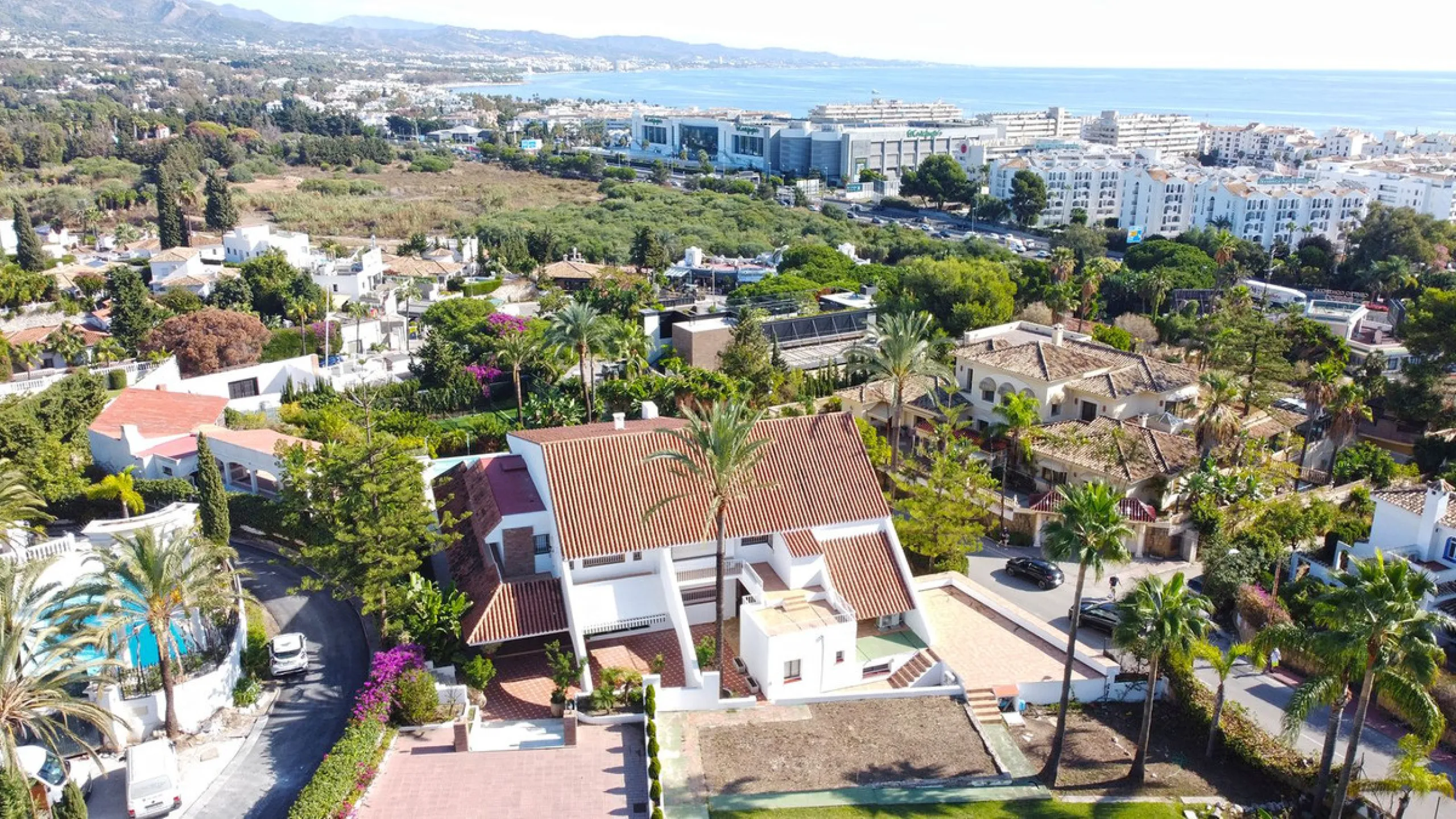 Attention investors/developers. Exclusive property in a privileged location that makes it unique on the market, just 200 metres from Puerto Banús.