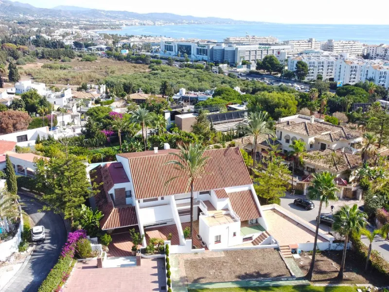Attention investors/developers. Exclusive property in a privileged location that makes it unique on the market, just 200 metres from Puerto Banús.