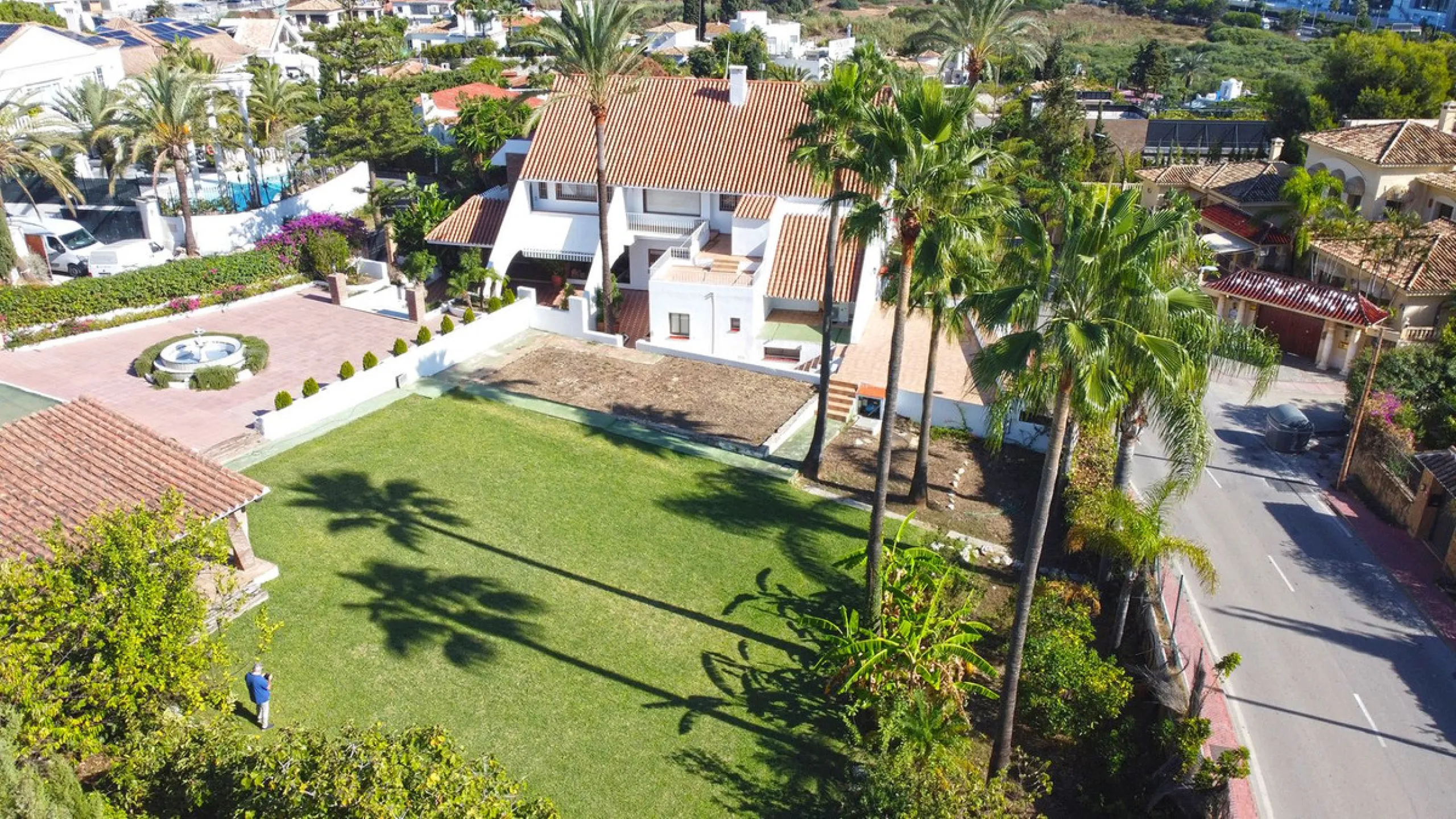 Attention investors/developers. Exclusive property in a privileged location that makes it unique on the market, just 200 metres from Puerto Banús.