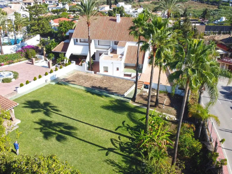Attention investors/developers. Exclusive property in a privileged location that makes it unique on the market, just 200 metres from Puerto Banús.