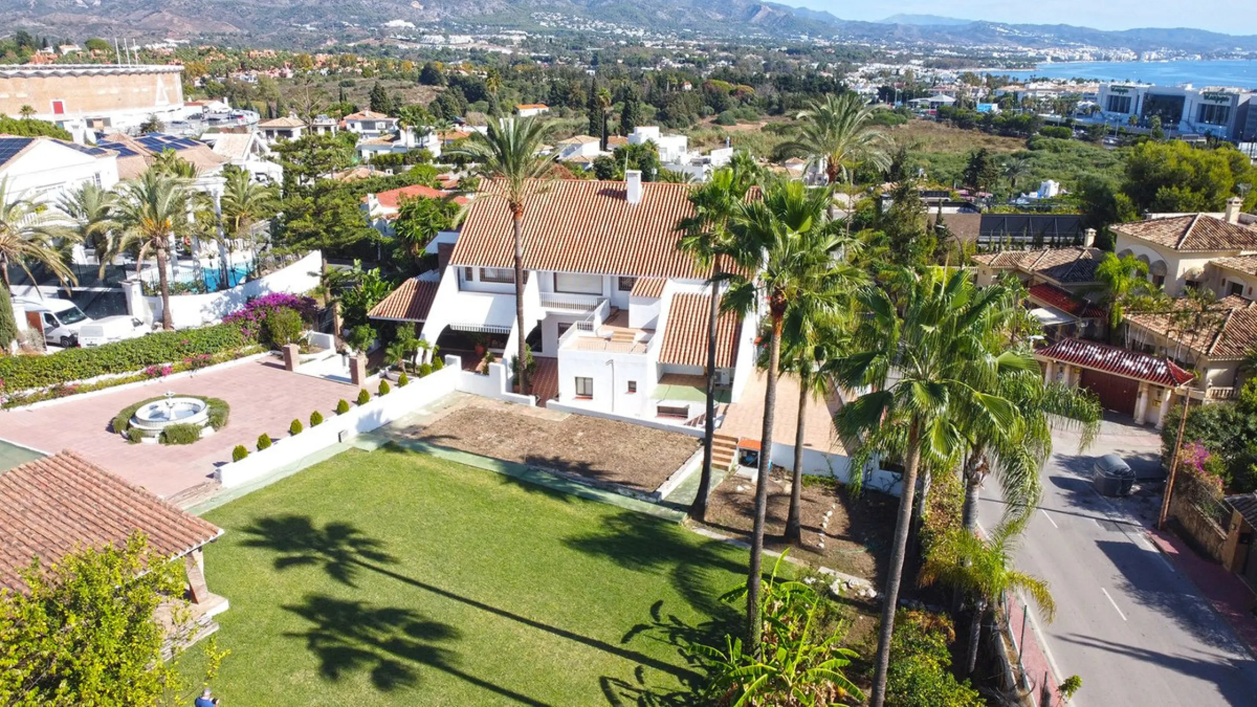Attention investors/developers. Exclusive property in a privileged location that makes it unique on the market, just 200 metres from Puerto Banús.