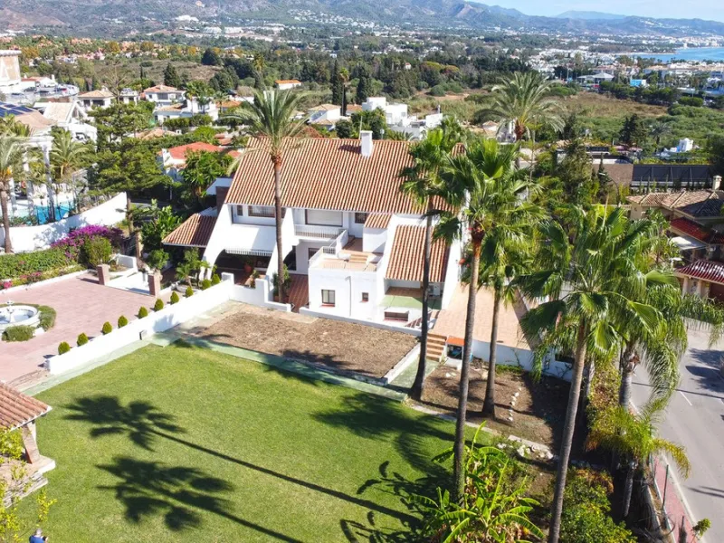 Attention investors/developers. Exclusive property in a privileged location that makes it unique on the market, just 200 metres from Puerto Banús.