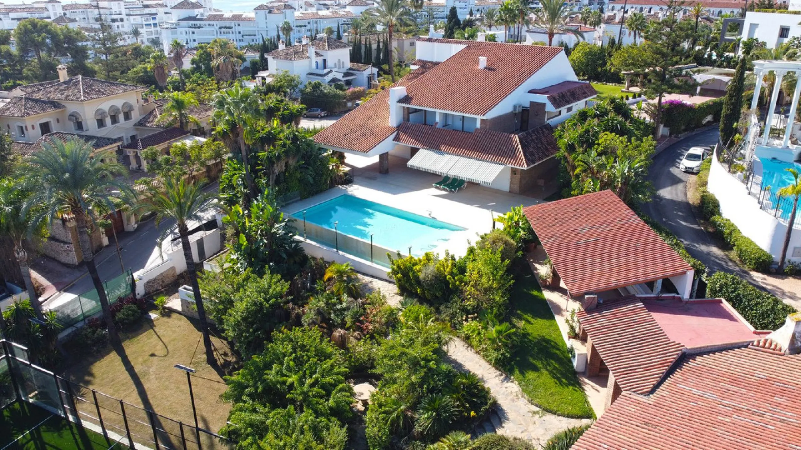Attention investors/developers. Exclusive property in a privileged location that makes it unique on the market, just 200 metres from Puerto Banús.