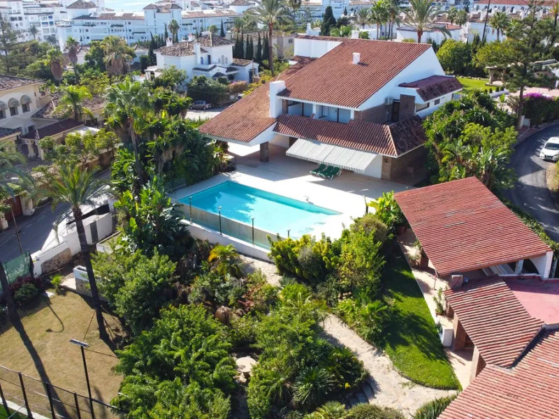 Attention investors/developers. Exclusive property in a privileged location that makes it unique on the market, just 200 metres from Puerto Banús.