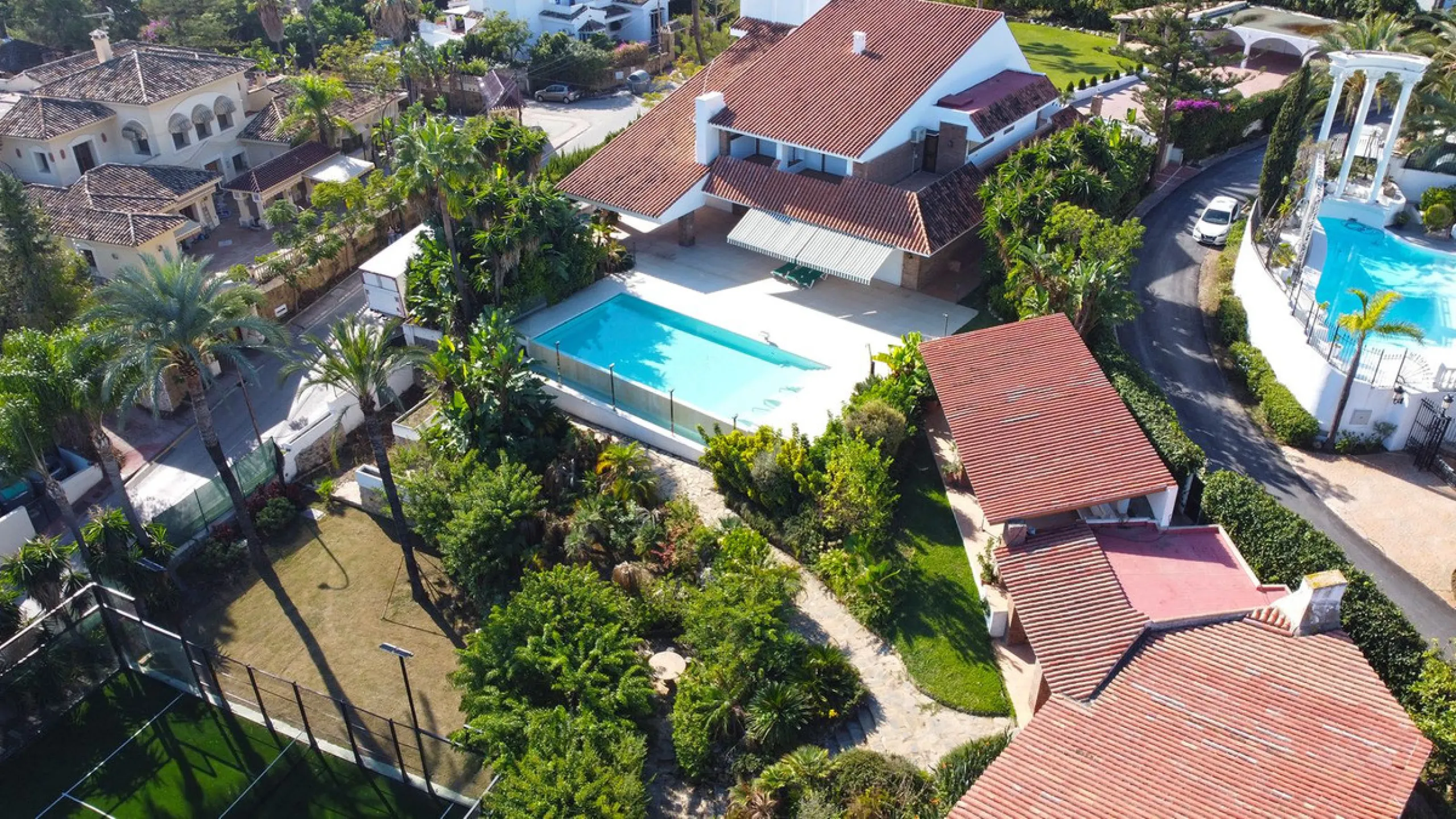 Attention investors/developers. Exclusive property in a privileged location that makes it unique on the market, just 200 metres from Puerto Banús.