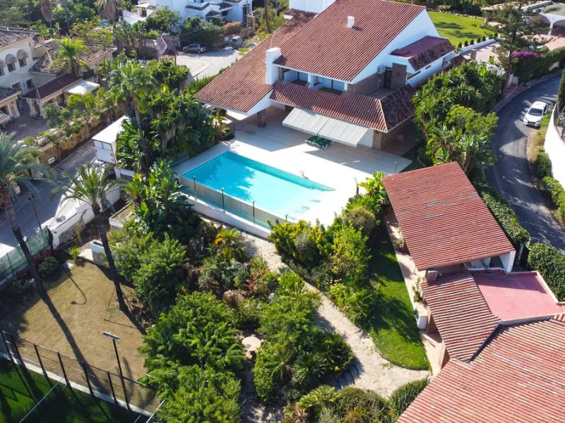 Attention investors/developers. Exclusive property in a privileged location that makes it unique on the market, just 200 metres from Puerto Banús.