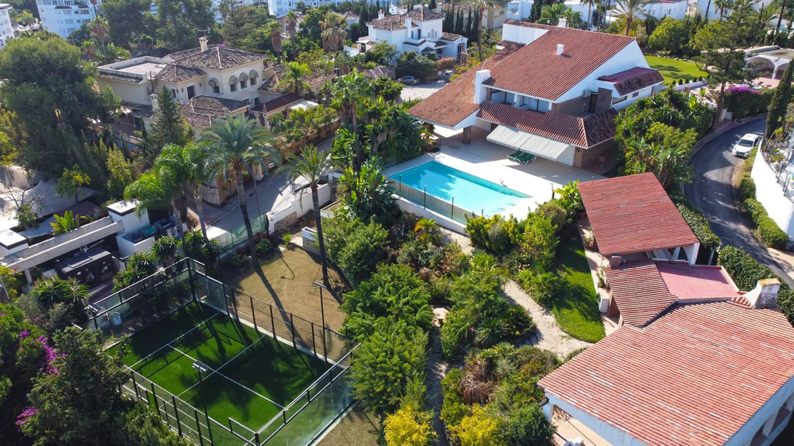 Attention investors/developers. Exclusive property in a privileged location that makes it unique on the market, just 200 metres from Puerto Banús.