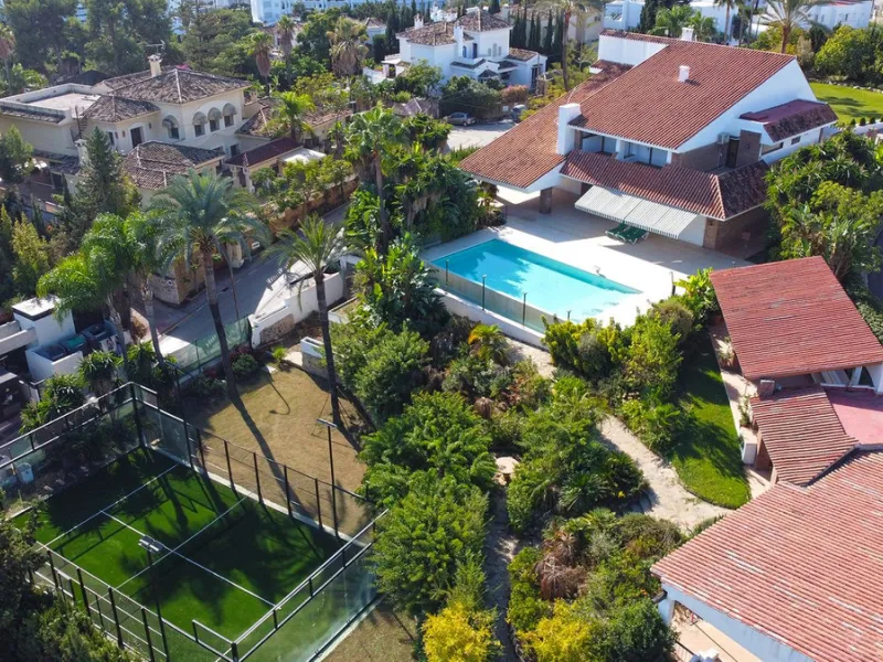 Attention investors/developers. Exclusive property in a privileged location that makes it unique on the market, just 200 metres from Puerto Banús.