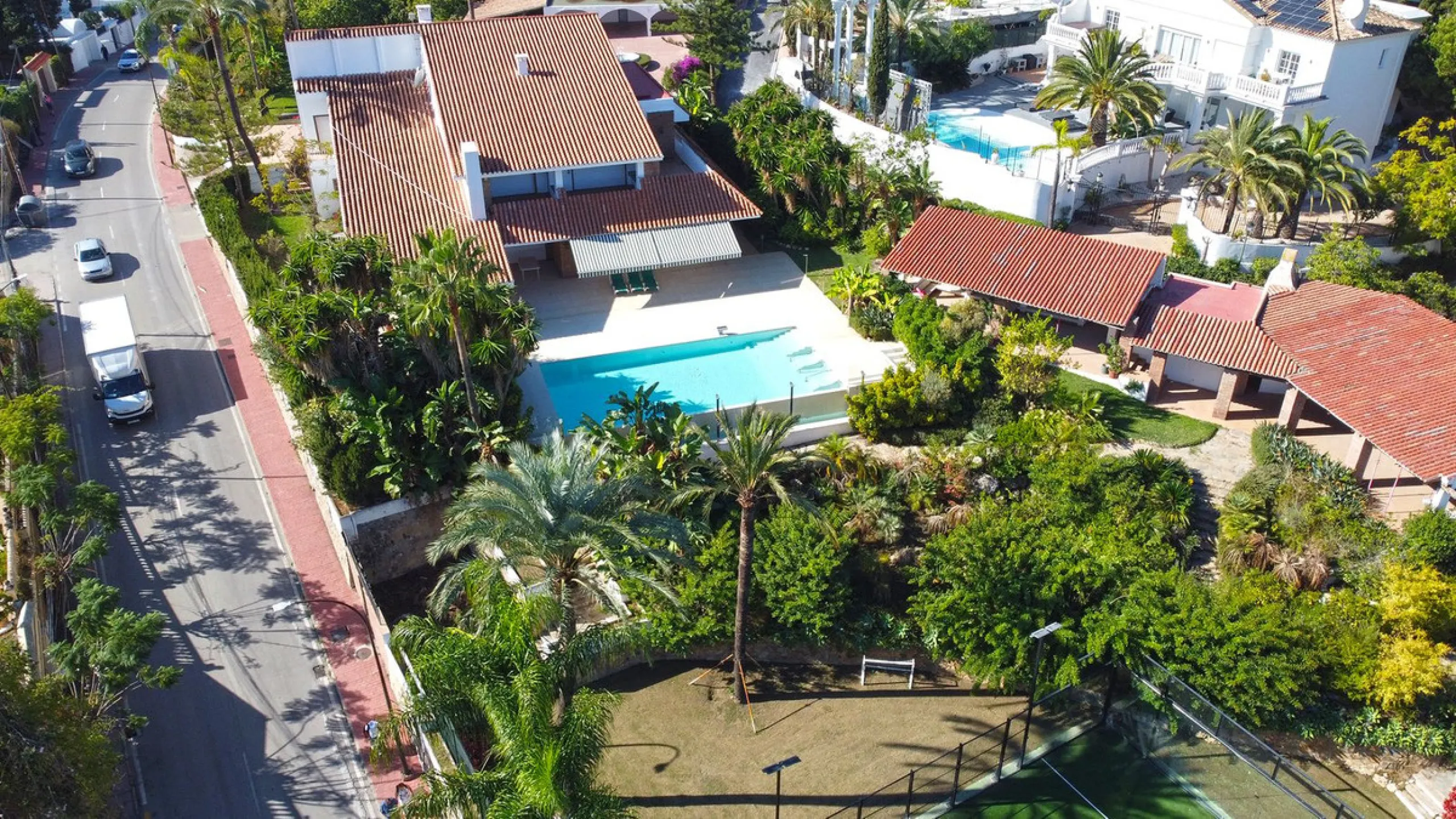 Attention investors/developers. Exclusive property in a privileged location that makes it unique on the market, just 200 metres from Puerto Banús.