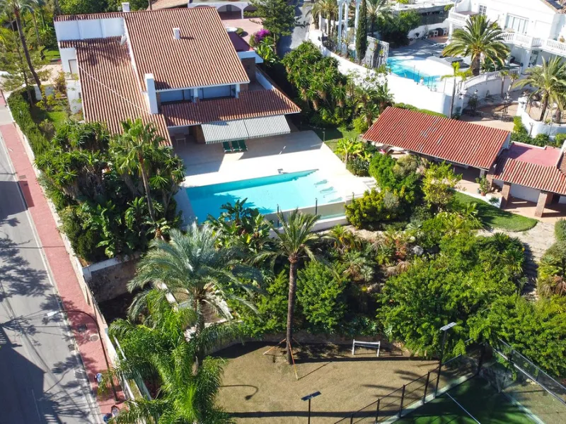 Attention investors/developers. Exclusive property in a privileged location that makes it unique on the market, just 200 metres from Puerto Banús.