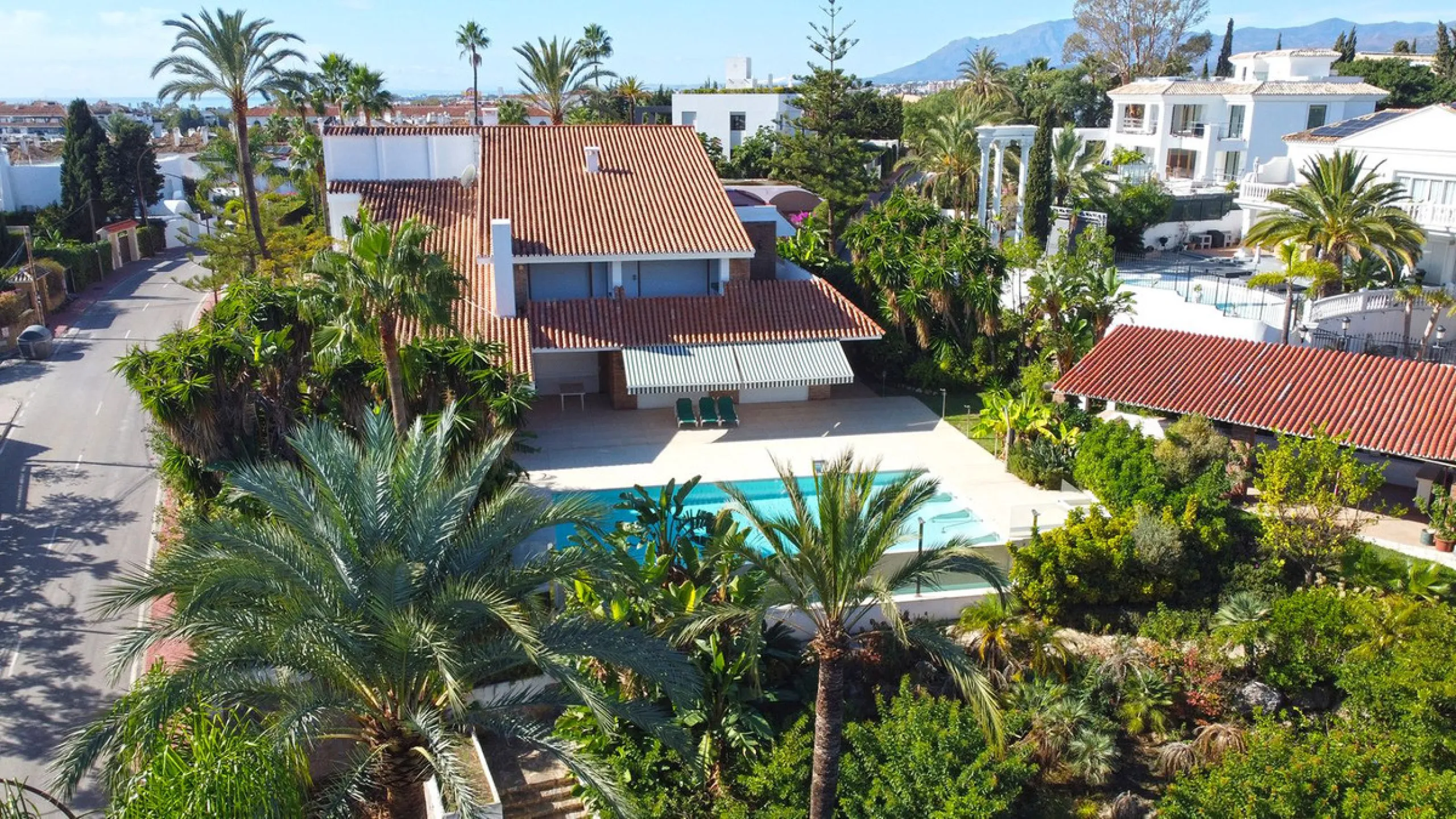 Attention investors/developers. Exclusive property in a privileged location that makes it unique on the market, just 200 metres from Puerto Banús.