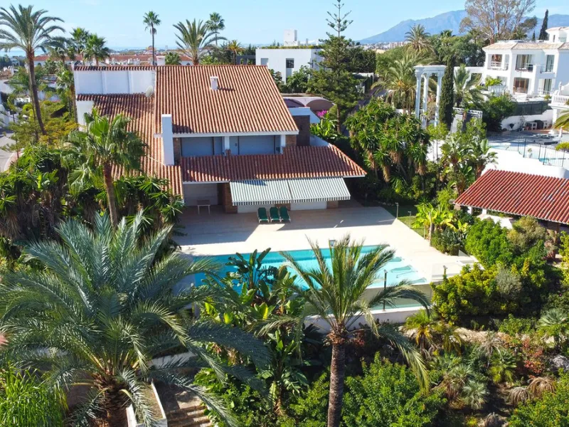 Attention investors/developers. Exclusive property in a privileged location that makes it unique on the market, just 200 metres from Puerto Banús.