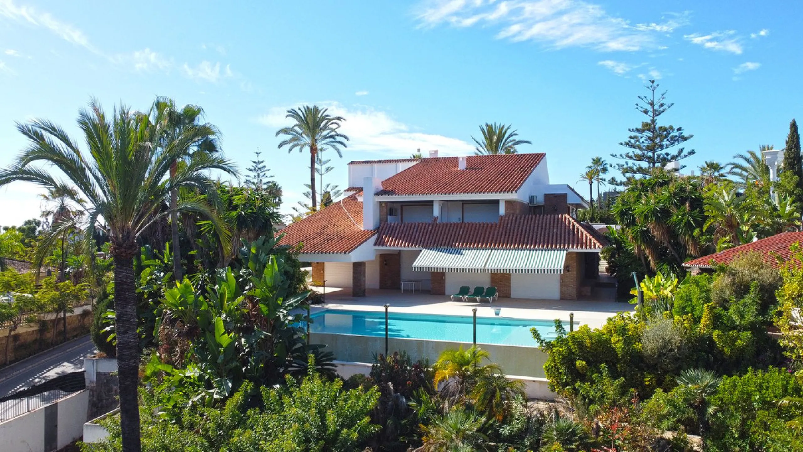 Attention investors/developers. Exclusive property in a privileged location that makes it unique on the market, just 200 metres from Puerto Banús.