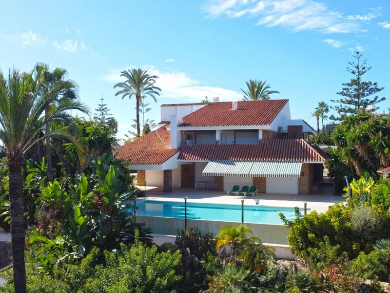 Attention investors/developers. Exclusive property in a privileged location that makes it unique on the market, just 200 metres from Puerto Banús.