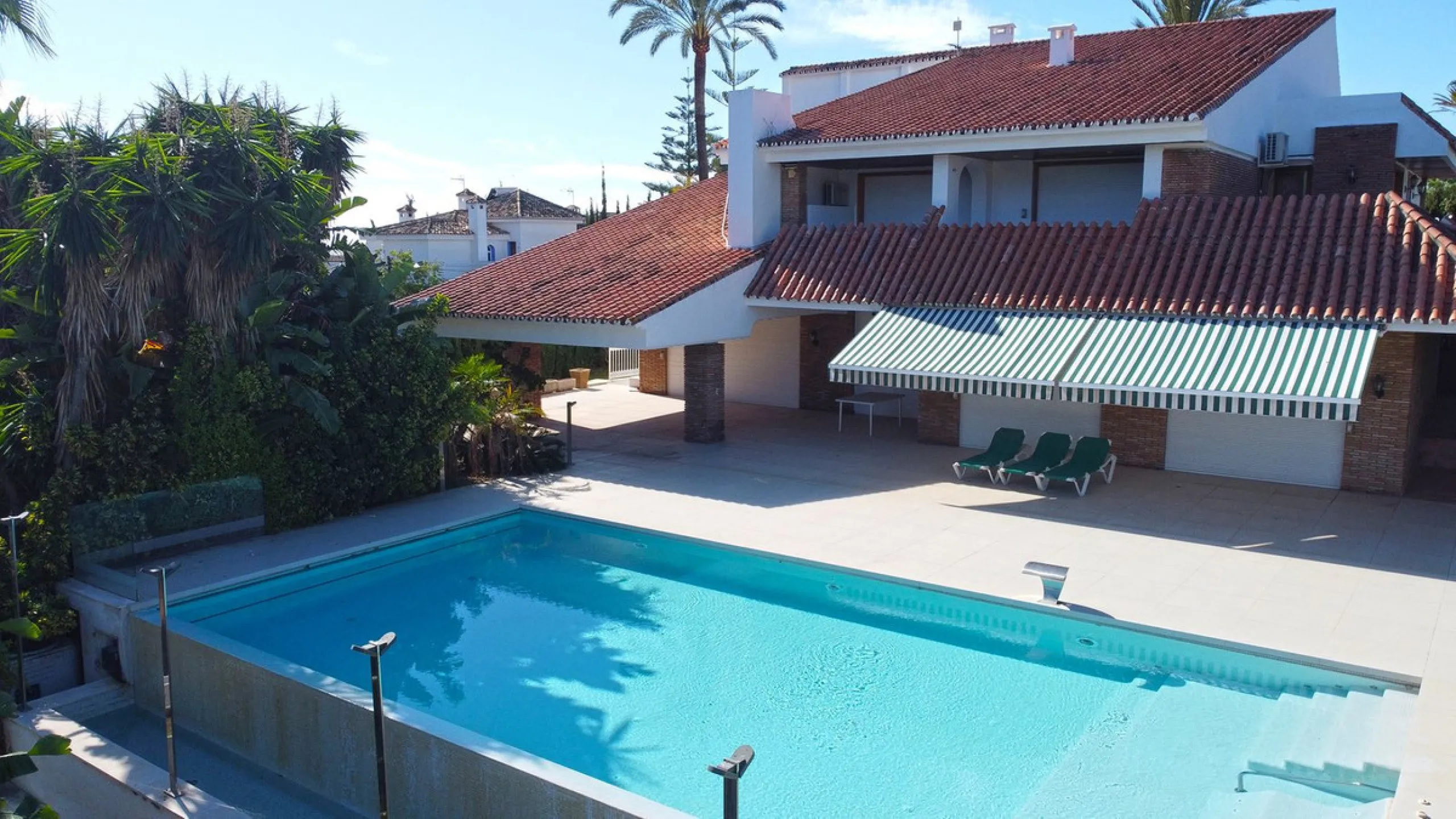 Attention investors/developers. Exclusive property in a privileged location that makes it unique on the market, just 200 metres from Puerto Banús.