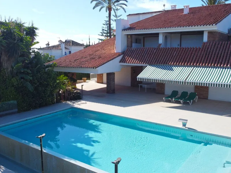 Attention investors/developers. Exclusive property in a privileged location that makes it unique on the market, just 200 metres from Puerto Banús.
