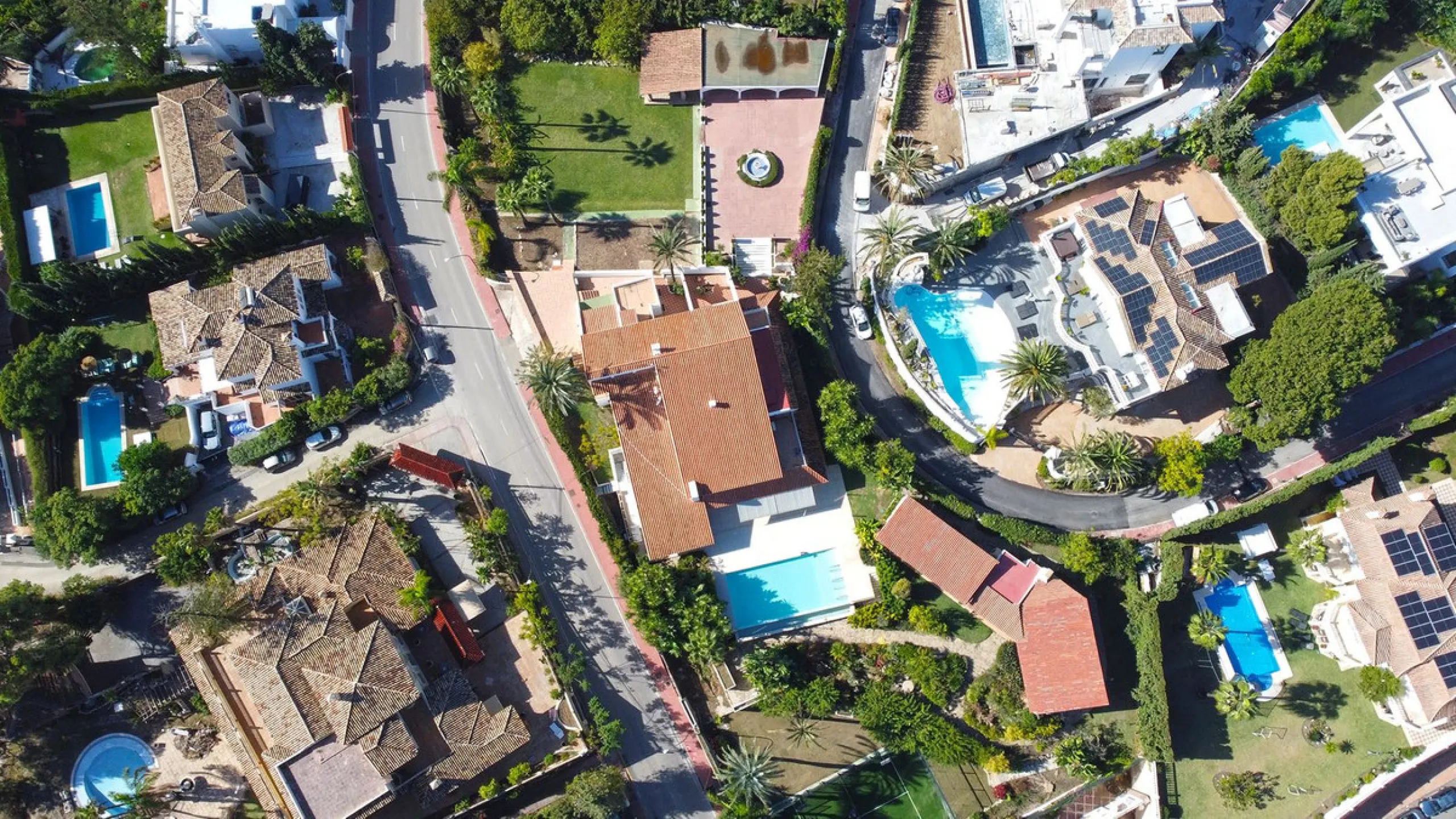 Attention investors/developers. Exclusive property in a privileged location that makes it unique on the market, just 200 metres from Puerto Banús.