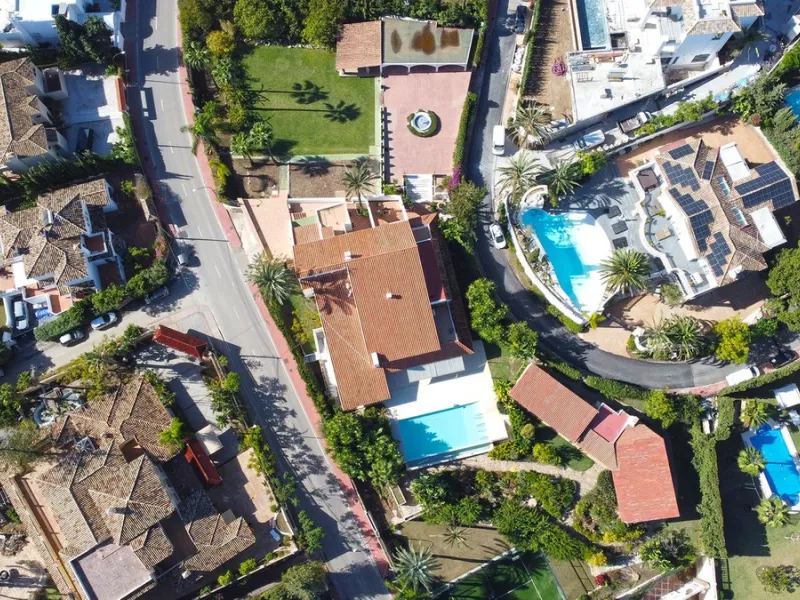 Attention investors/developers. Exclusive property in a privileged location that makes it unique on the market, just 200 metres from Puerto Banús.